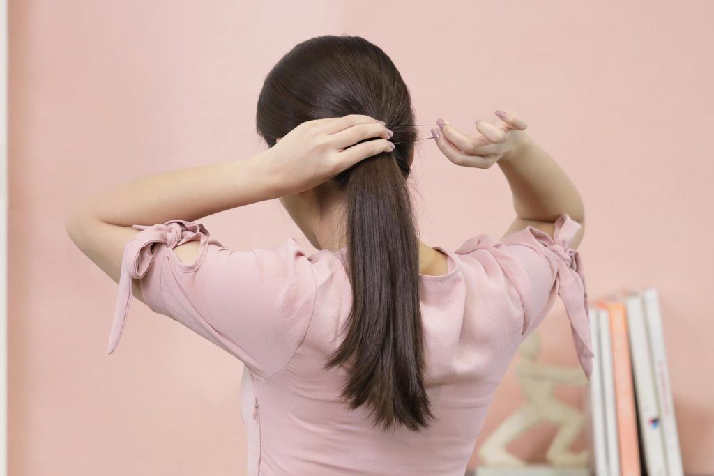 ผู้หญิงเอเชีย ผมยาว สาธิตวิธีเกล้าผม ผมเกล้าออกงาน