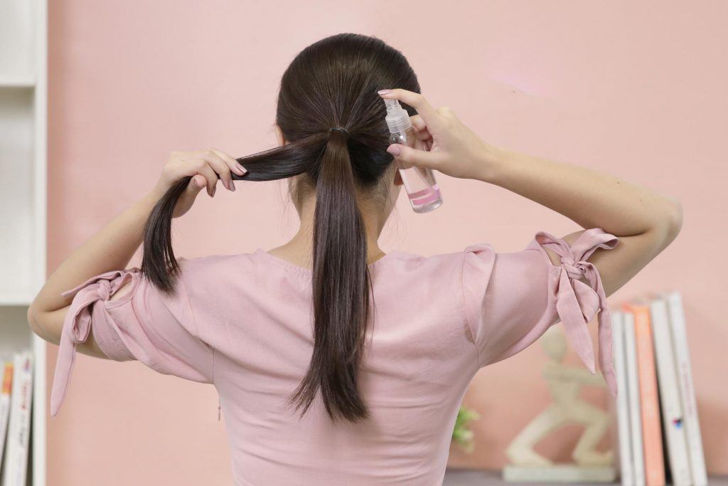 ผู้หญิงเอเชีย ผมยาว สาธิตวิธีเกล้าผม ผมเกล้าออกงาน