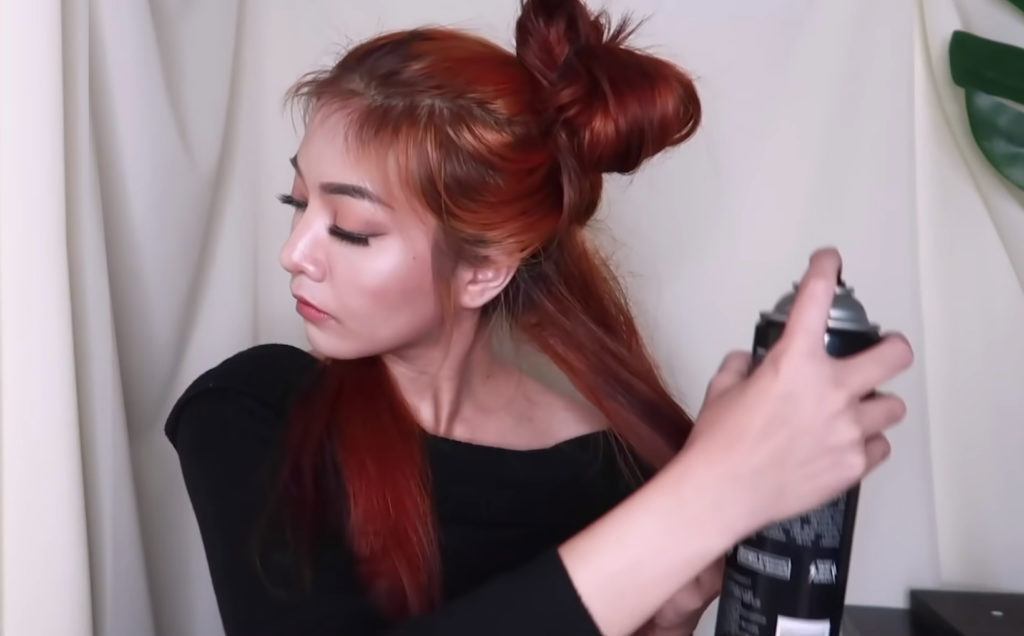 ผู้หญิงใช้สเปรย์ฉีดผม