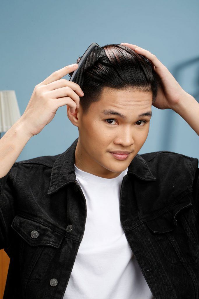 ผู้ชายเอเชีย ไว้ผมสั้นสีดำ กำลังหวีผม เซ็ตทรงสลิคแบค