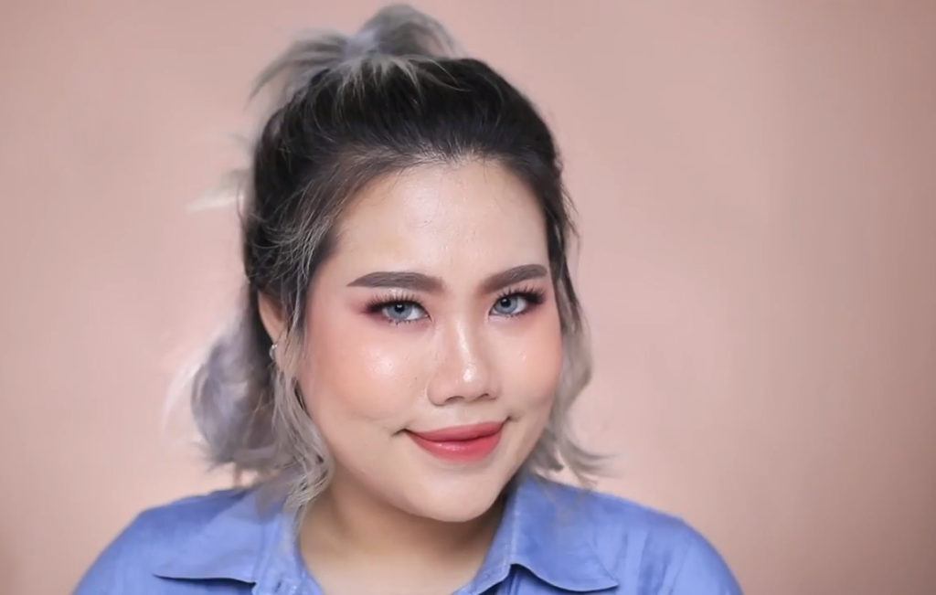 มัดผมครึ่งหัว ผมสั้น ผมสีเทา หน้าหวาน