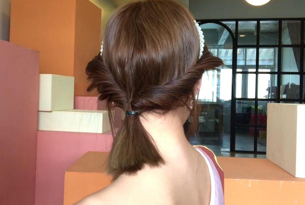 ผู้หญิง ผมสั้น ม้วนผมเกลียว มัดปลายผม