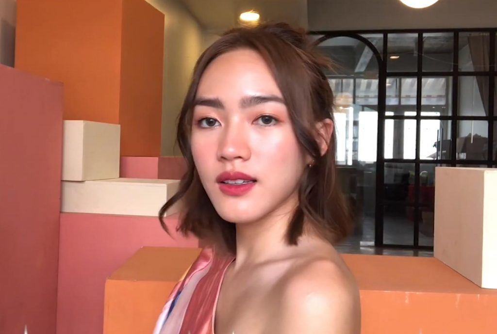 ผู้หญิง ผมประบ่า แสกกลาง แหวกหน้าผาก 