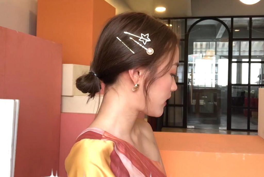 ผู้หญิงเอเชีย หันข้าง ผมมวยต่ำ ติดกิ๊บ 