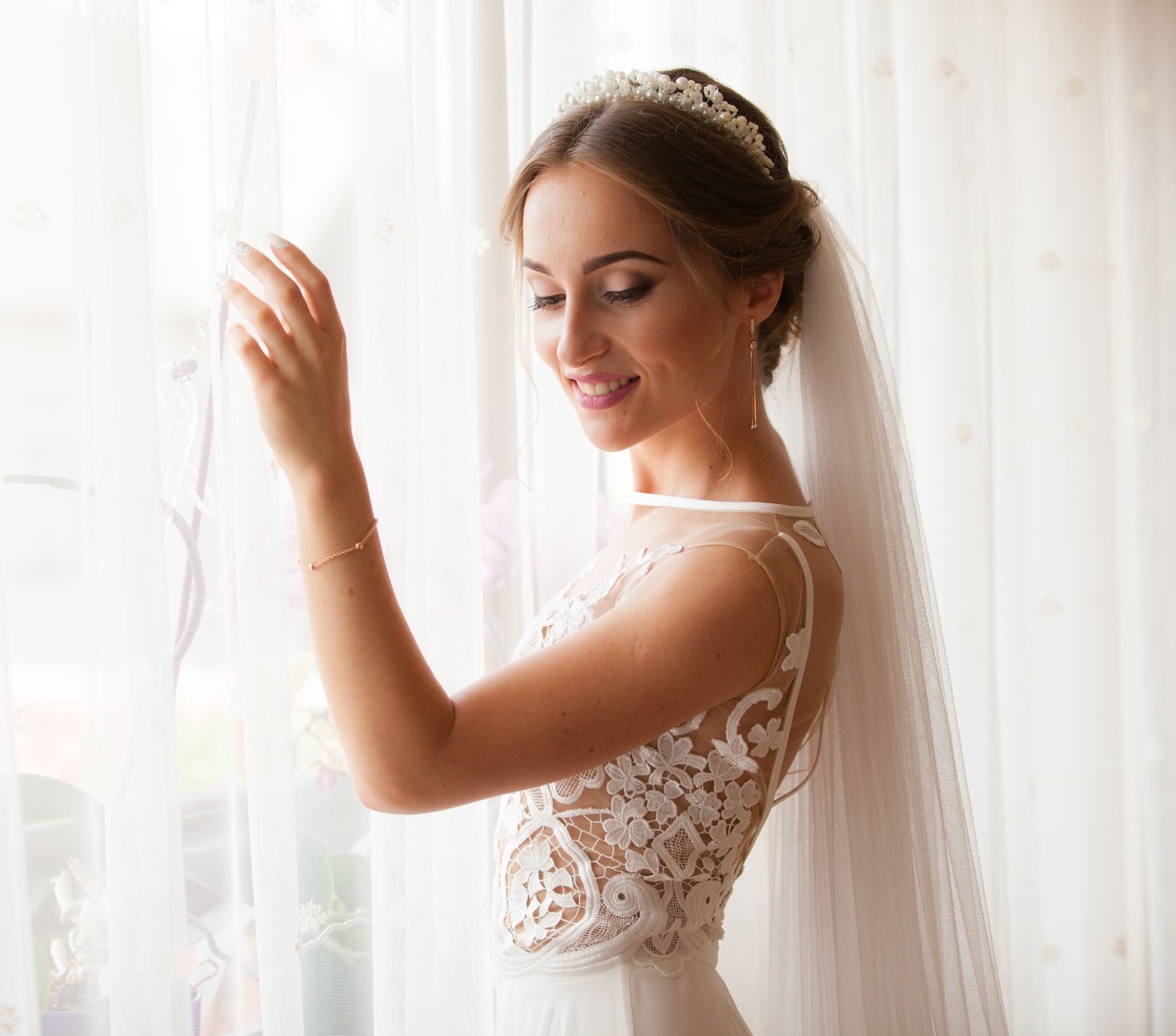 มวยผมรุ่ยๆ พร้อมสวมเทียร่า และผ้าคลุม (Credit: Rex by Shutterstock)