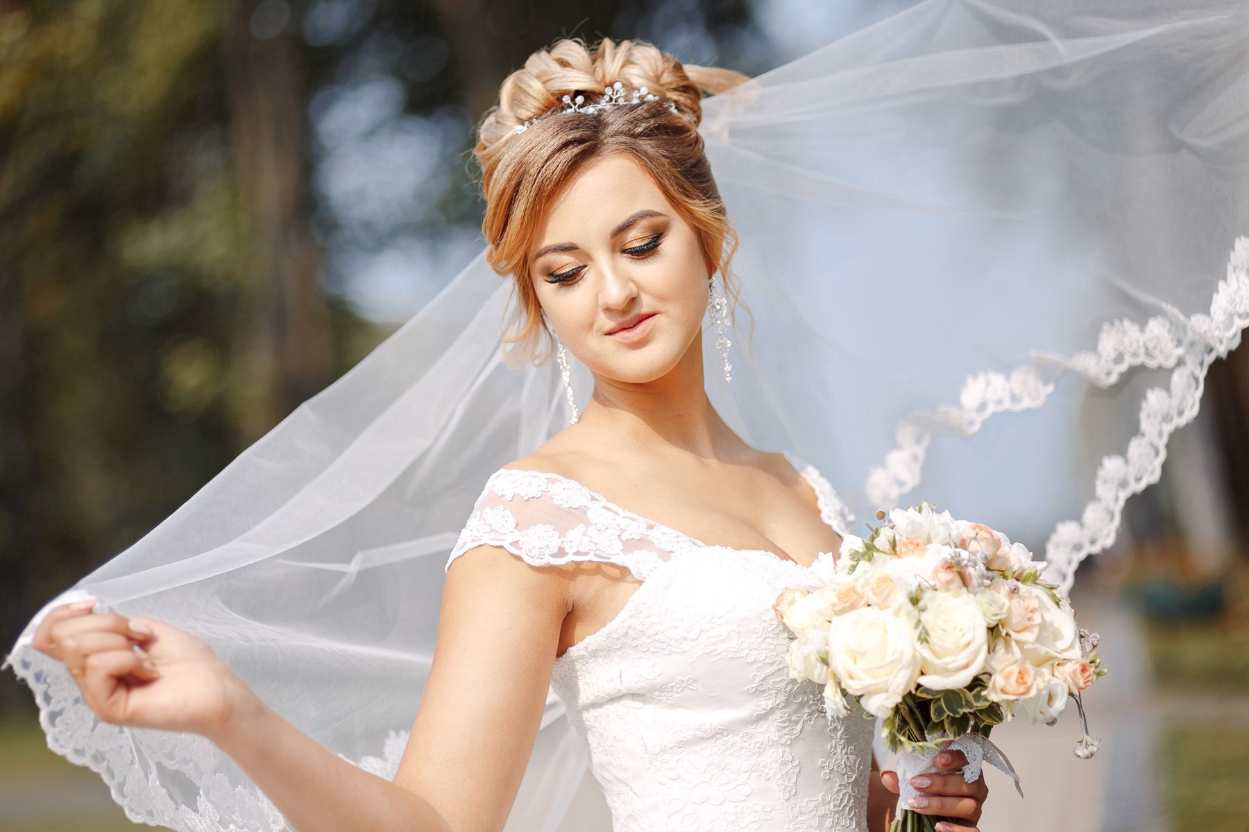 ทรงผมไฮบันกับเทียร่า (Credit: Rex by Shutterstock)