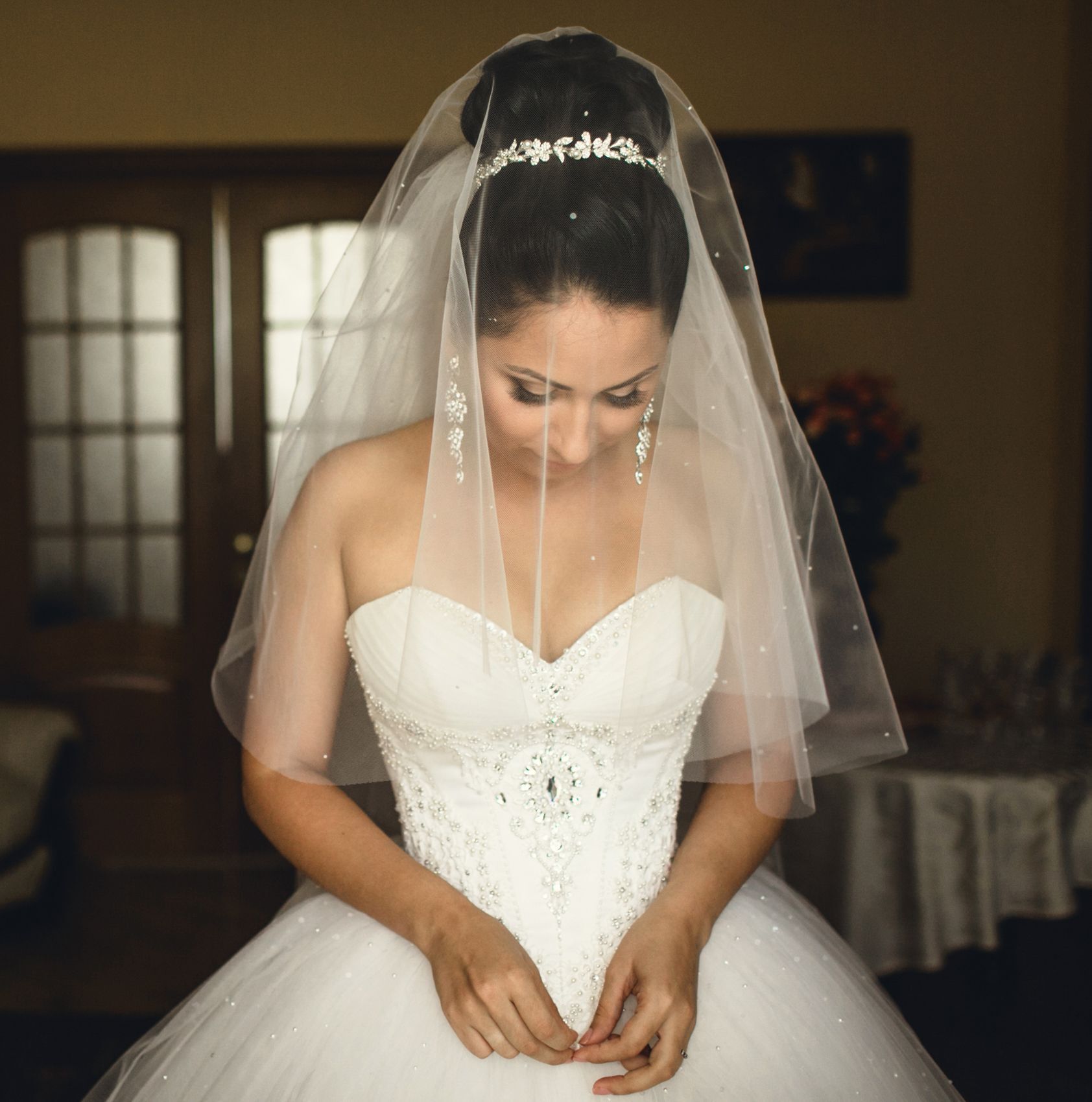 ทรงผมไฮบันกับเทียร่า (Credit: Rex by Shutterstock)