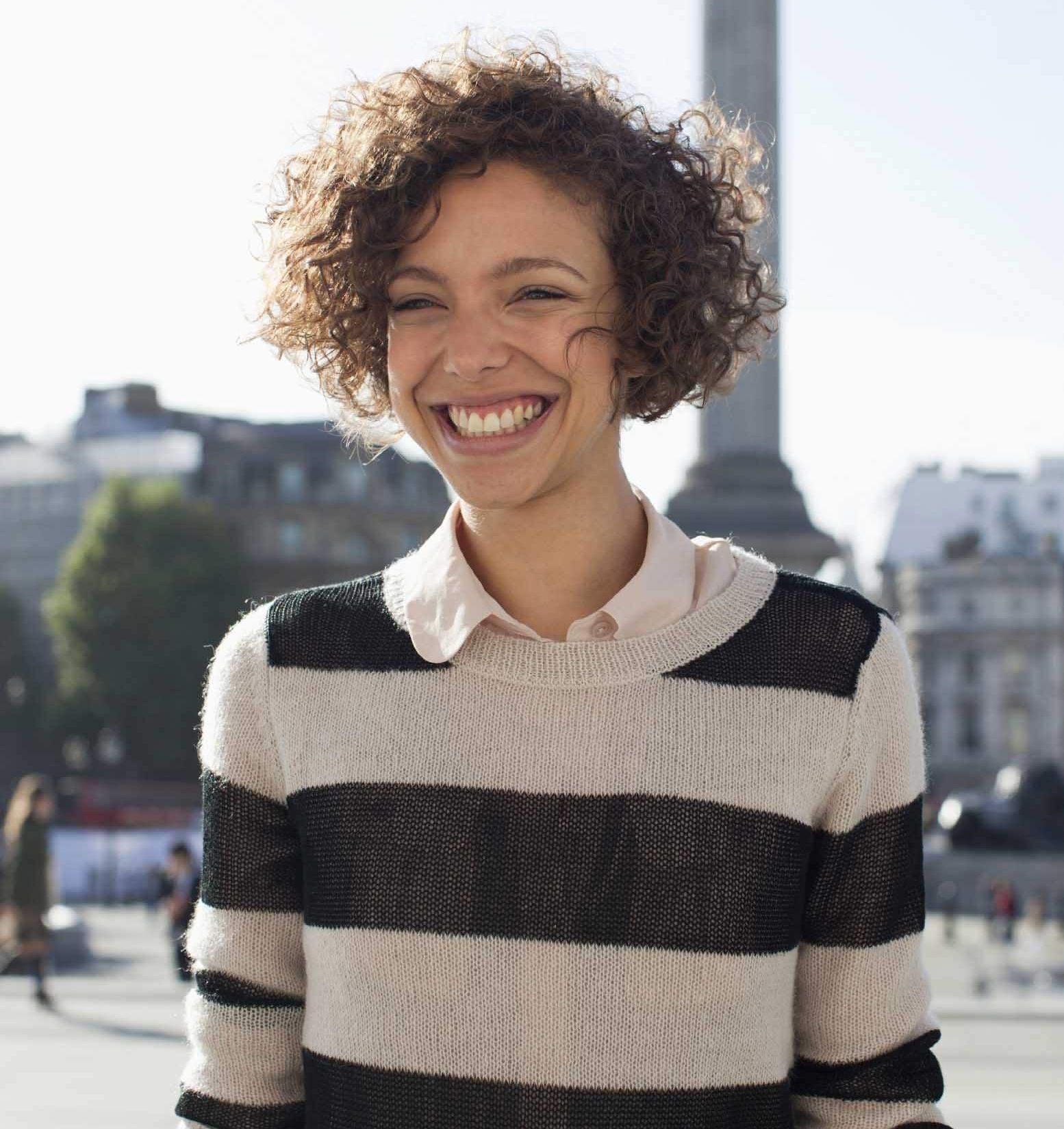 เปลี่ยนผมหยิกฟูให้ดูเก๋ ด้วยทรงผมสำหรับคนผมฟูเหล่านี้!