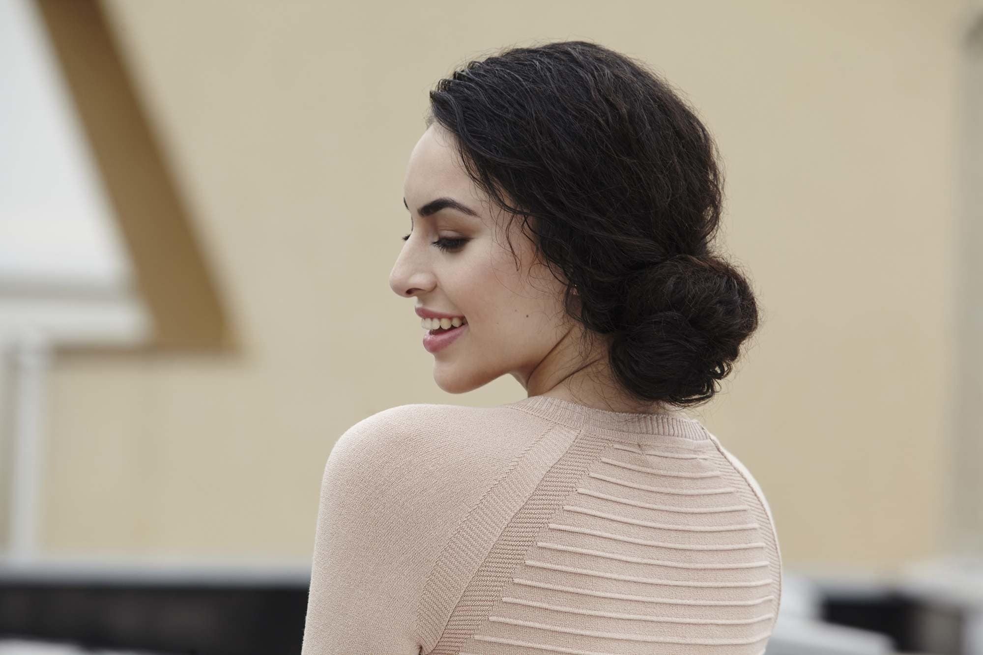 เปลี่ยนผมหยิกฟูให้ดูเก๋ ด้วยทรงผมสำหรับคนผมฟูเหล่านี้