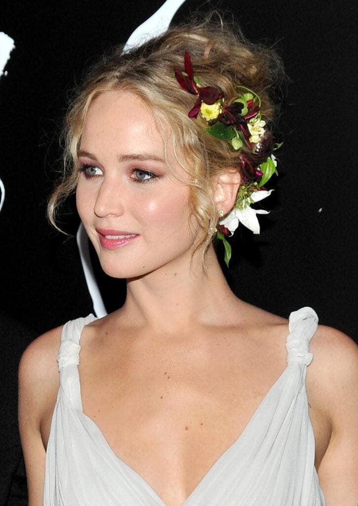 ผมเกล้าตกแต่งด้วยดอกไม้ (Credit : Shutterstock)