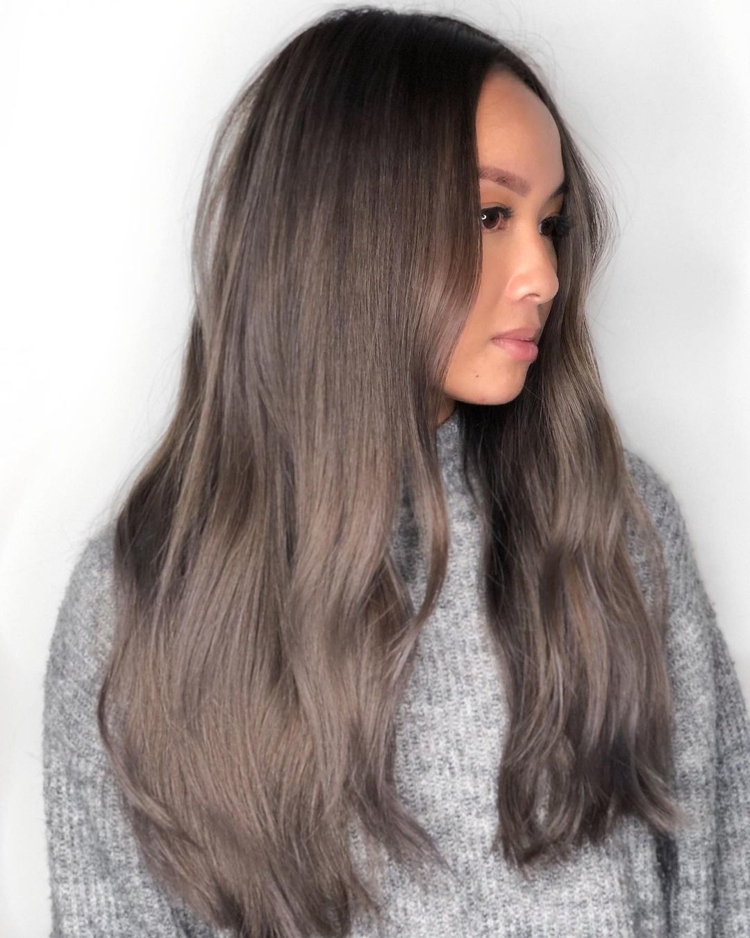 ผมสีแอชบราวน์ช่วยขับผิวสุดๆ (credit:Instagram/@colourmesue)