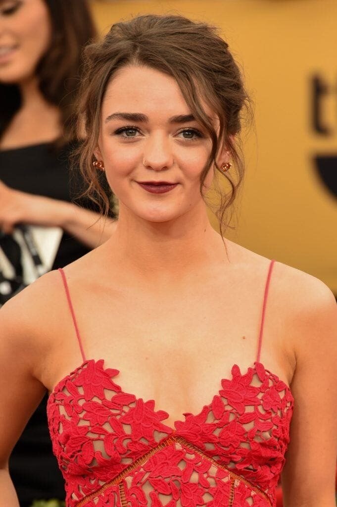 เกล้าผมหลวมๆ ดูสวยหวาน (Credit : Shutterstock)