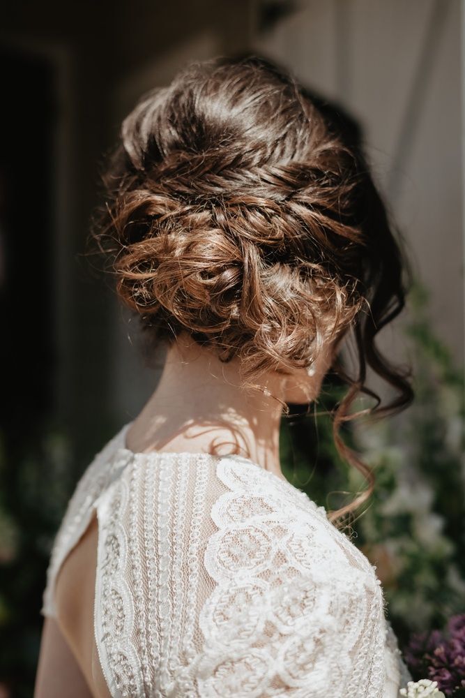 ถักเปียก้างปลาจากด้านข้าง และมวยเก็บเป็นบันต่ำ (Credit: Rex by Shutterstock)