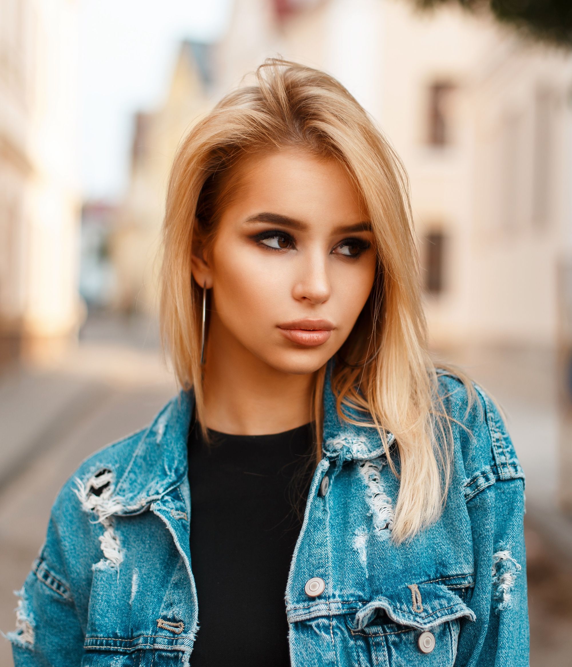 ผมสีบลอนด์ทอง (Credit: Shutterstock)