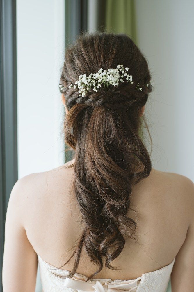 ถักเปียคาดแล้วมัดเป็นหางม้าต่ำ (Credit: Rex by Shutterstock)