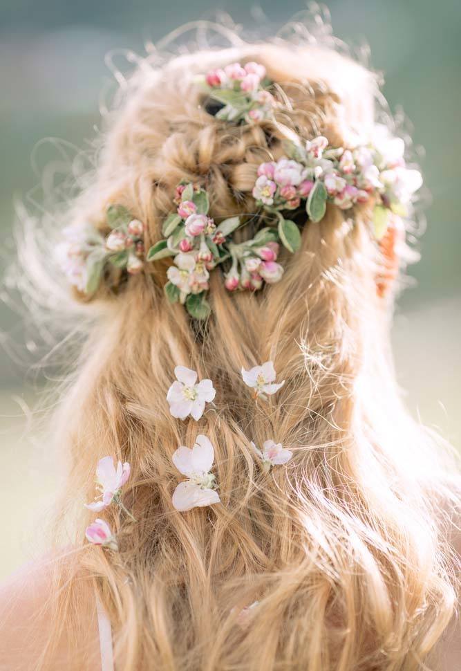 ถักเปียปล่อยผม ประดับด้วยดอกไม้จริง (Credit: Rex by Shutterstock)