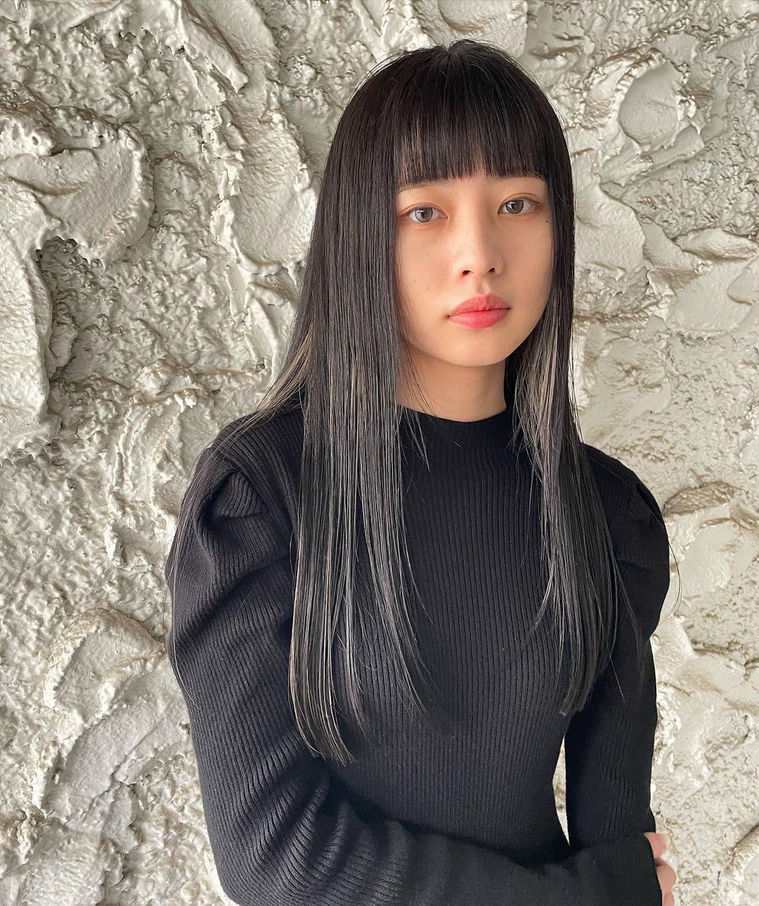 ผมสีเทาดำ เหมาะกับคนผิวเข้ม ทำแล้วหน้าสว่าง (credit:Instagram/@minami_frsw)