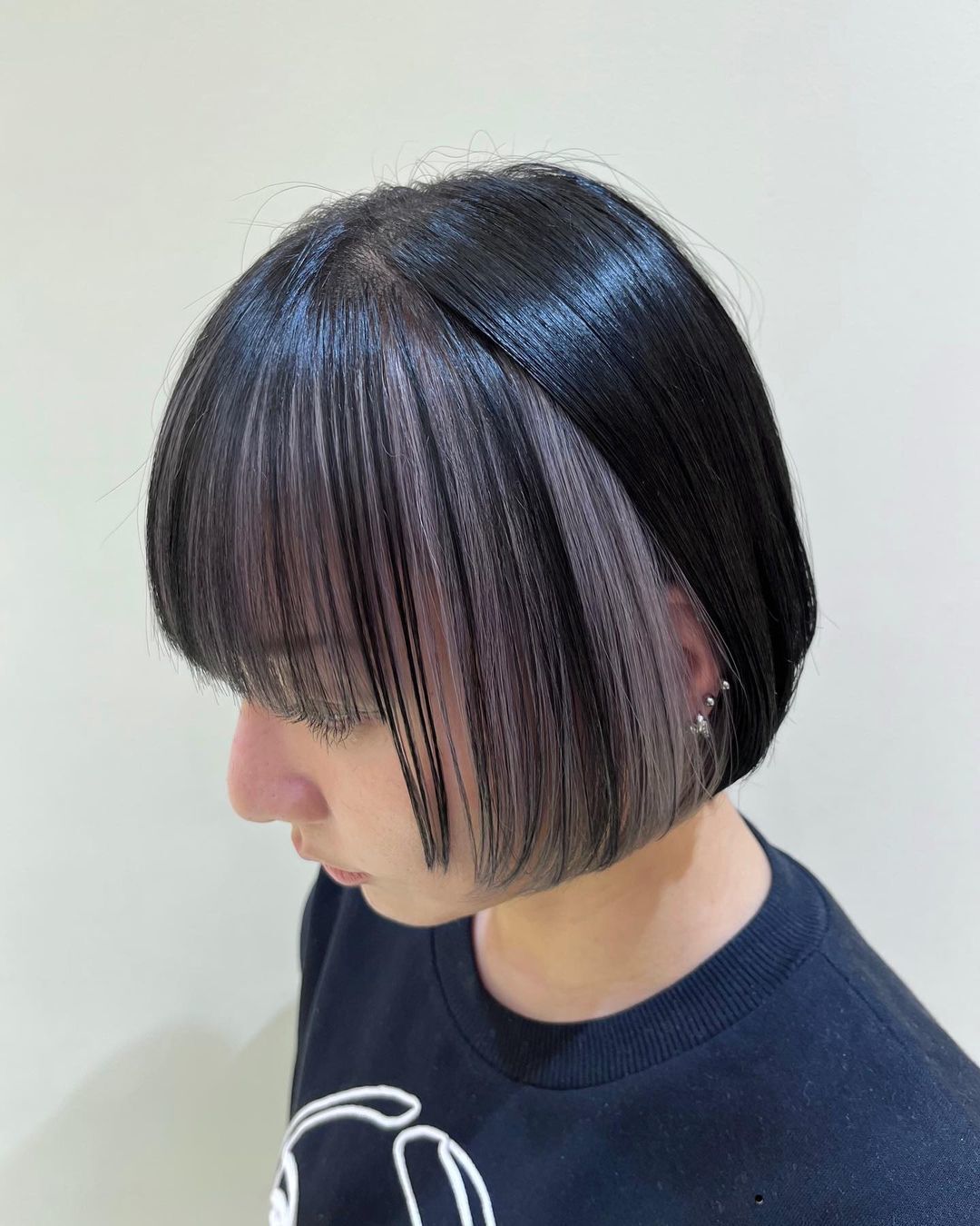 เติมมิติให้ผมสีเทาดำ ด้วยไฮไลท์สีเทา (credit: Instagram/@cheveux_goto)