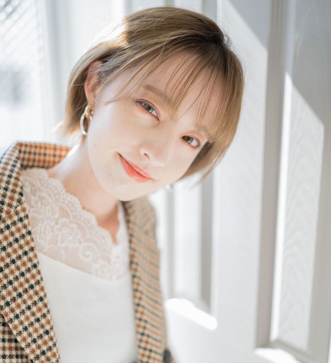 ผมสีชานมนุ่มๆ ช่วยให้ใบหน้าดูสว่าง ได้ลุคละมุน (credit:Instagram/@lucua.tokyo)

