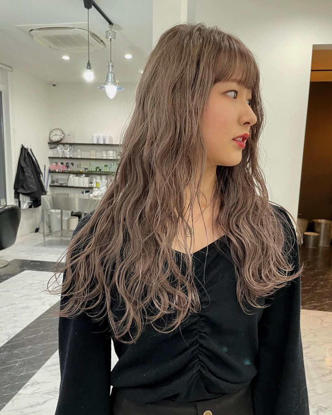 ผมสีชานมนุ่มๆ ช่วยให้ใบหน้าดูสว่าง ได้ลุคละมุน (credit:Instagram/@lucua.tokyo)