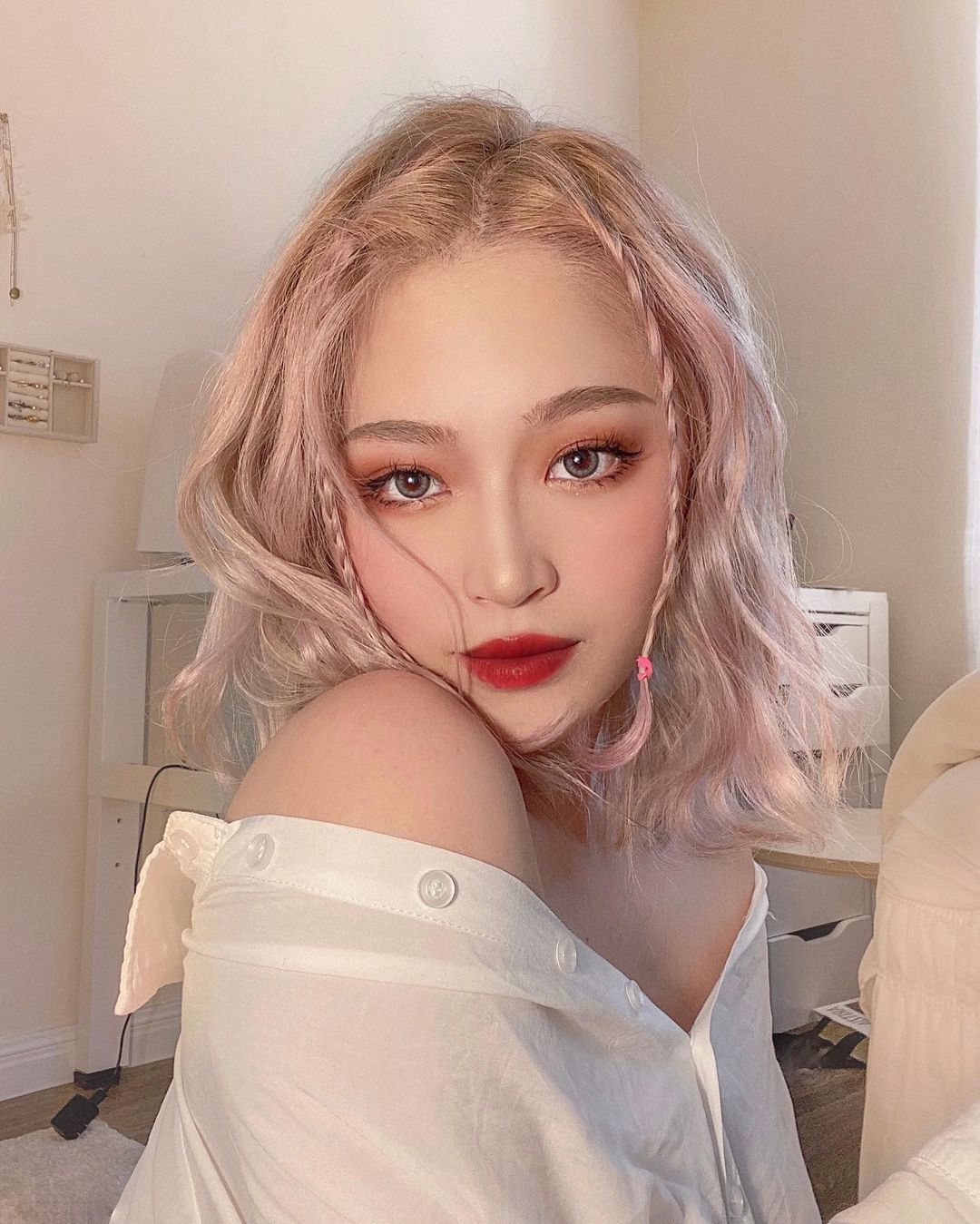 ผมสีโรสโกลด์ ช่วยขับผิวสีแทนให้ดูโกลว์ (credit:Instagram/@kloset.of.kat)