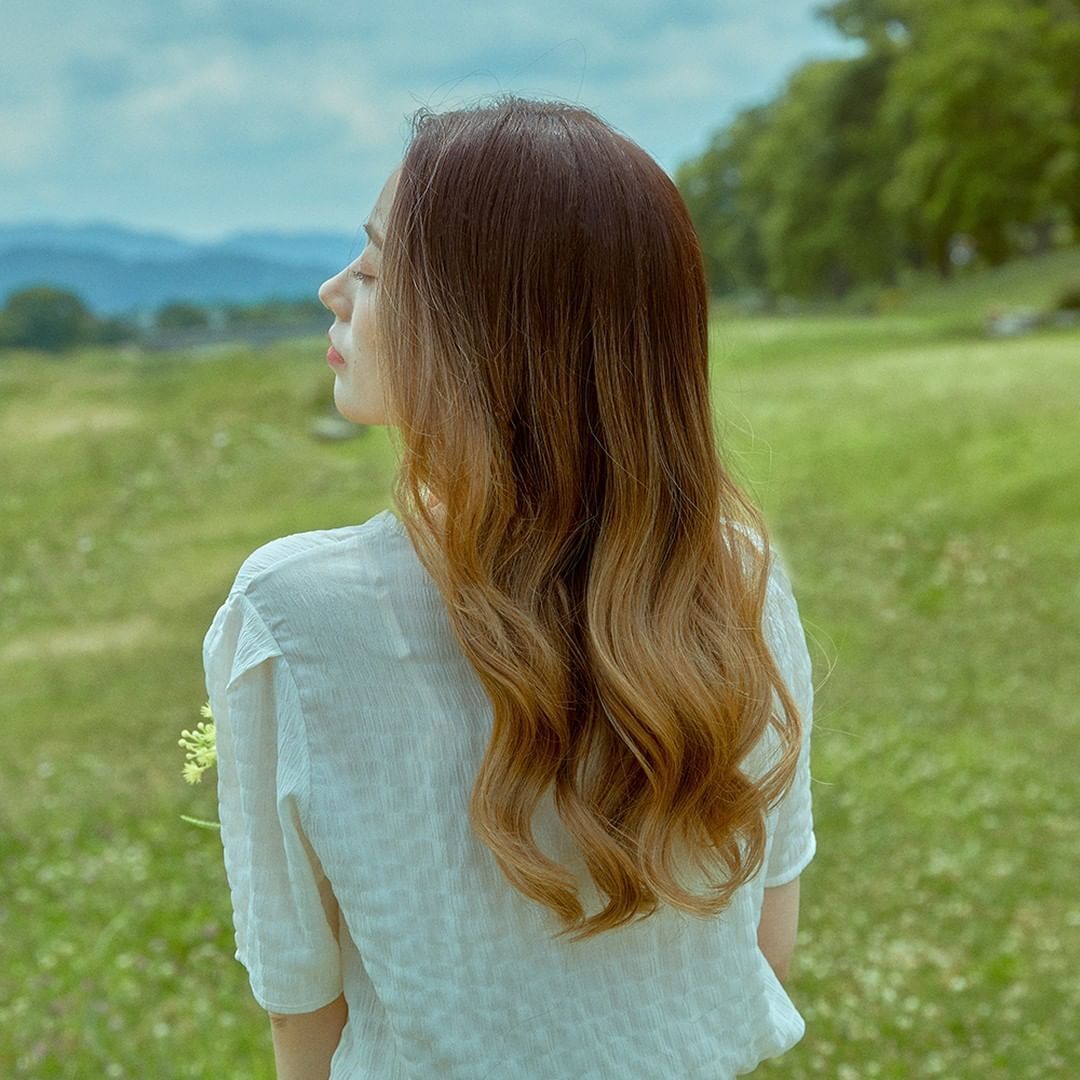 สีผมแบบไล่ระดับความเข้มอ่อน สวยละมุนละไม (credit:Instagram/@pinkage_korea)