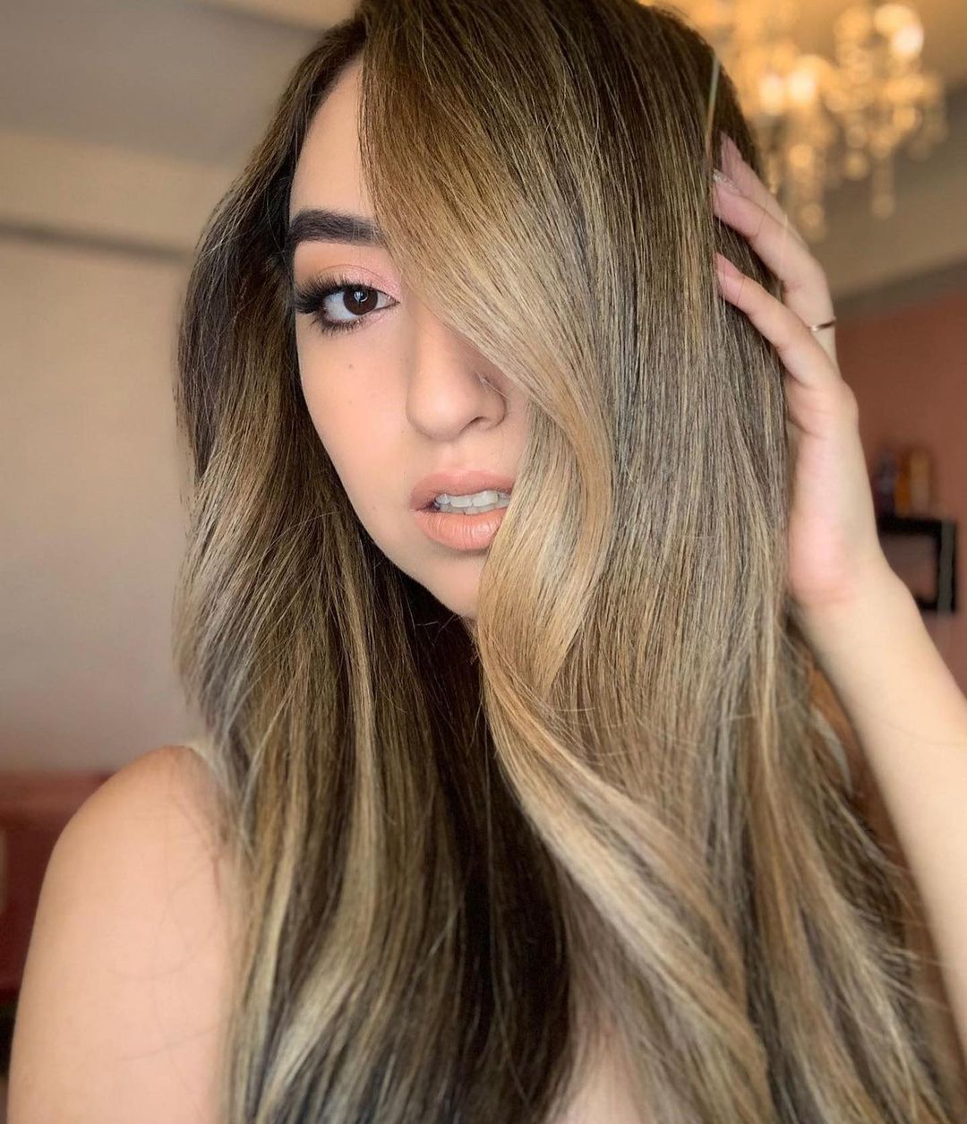 Melting Colour สีผมที่ไล่ความสว่างช่วยปรับใบหน้าให้ดูมีออร่า (credit:Instagram/@abicorpushairstudio)