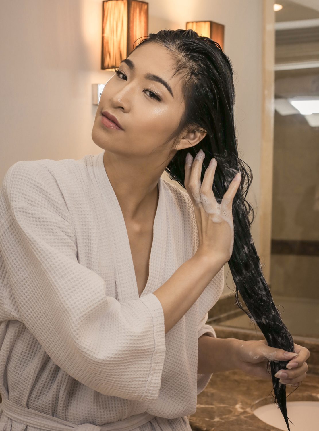 ผู้หญิง เอเชีย ผมยาว กำลังสระผม