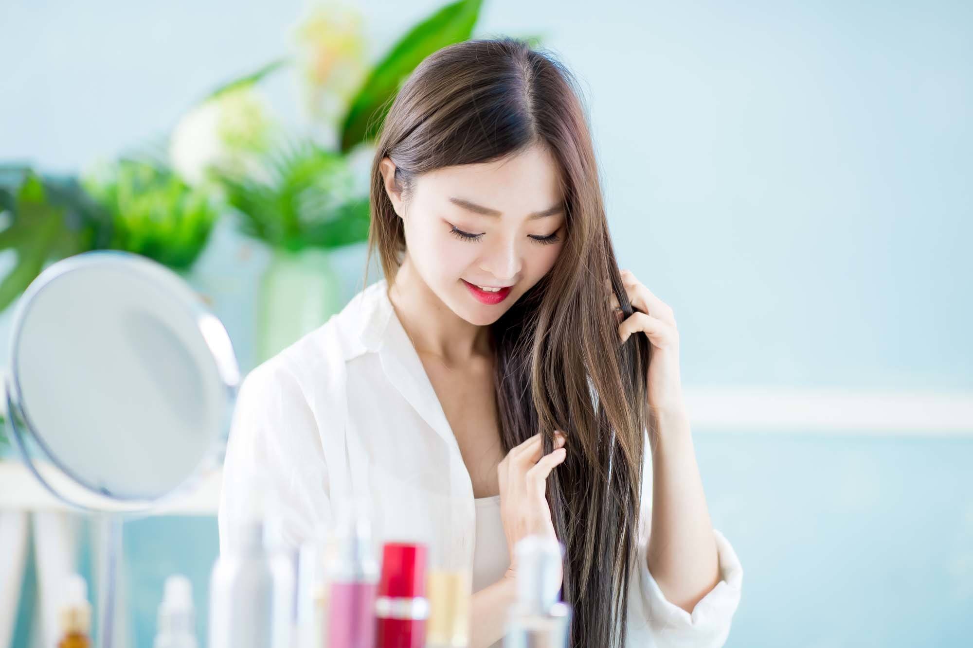 ผู้หญิง เอเชีย ผมยาว ลูบผมด้วยออยล์