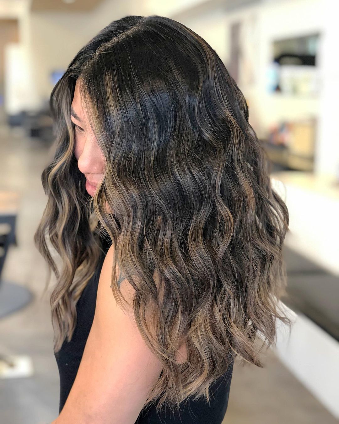 เติมมิติให้เส้นผมด้วยไฮไลท์สีทอฟฟี่ (credit:Instagram/@hairbymickk)