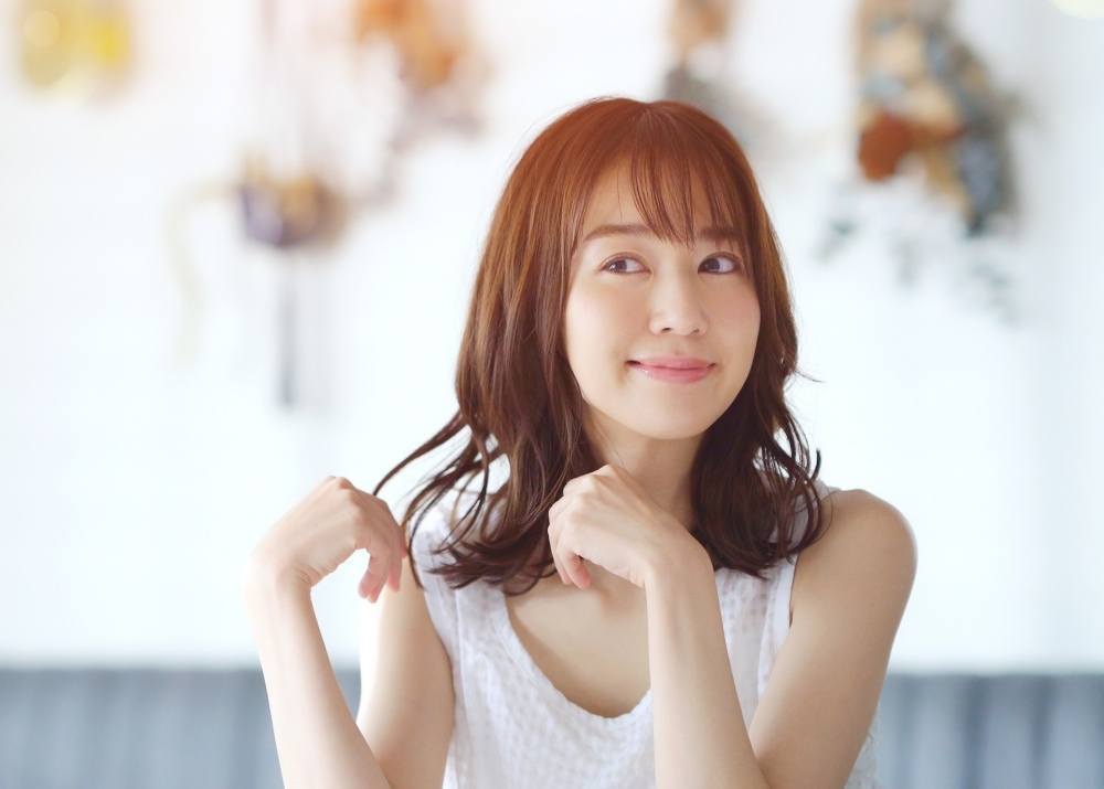 ผู้หญิงเอเชีย ผมยาวประบ่า จับผม 