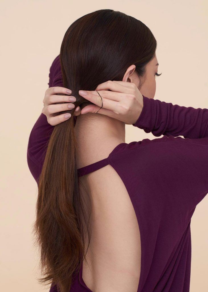 ผู้หญิงเอเชีย ผมยาว สาธิตวิธีทำ วิธีเกล้าผมเปีย