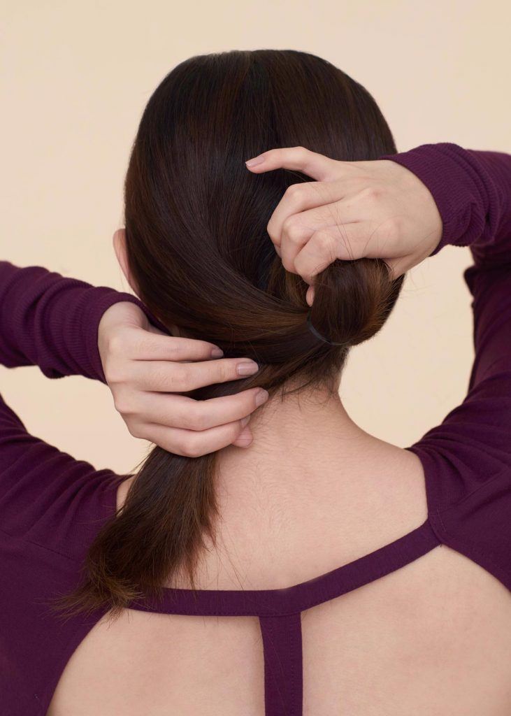 ผู้หญิงเอเชีย ผมยาว สาธิตวิธีทำ วิธีเกล้าผมเปีย