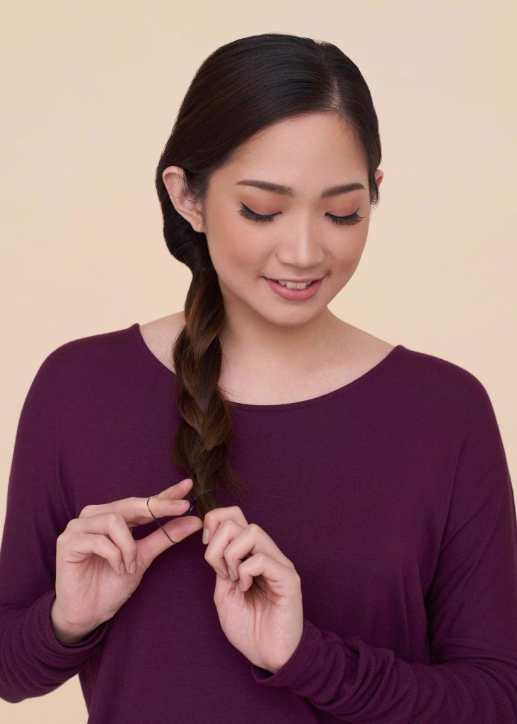 ผู้หญิงเอเชีย ผมยาว สาธิตวิธีทำ วิธีเกล้าผมเปีย