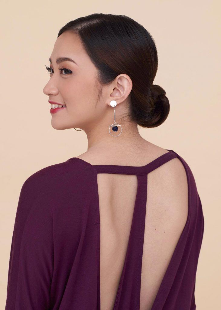 ผู้หญิงเอเชีย ผมยาว สาธิตวิธีทำ วิธีเกล้าผมเปีย