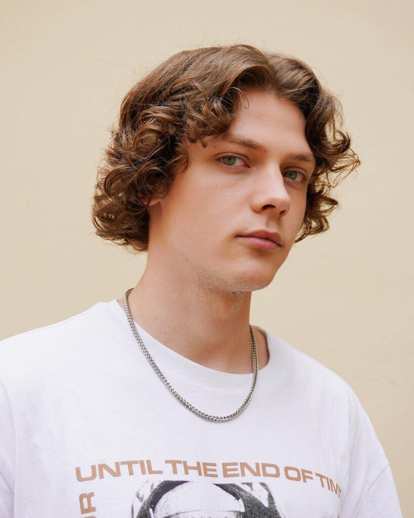 ผมรากไทรปลายดัดลอน