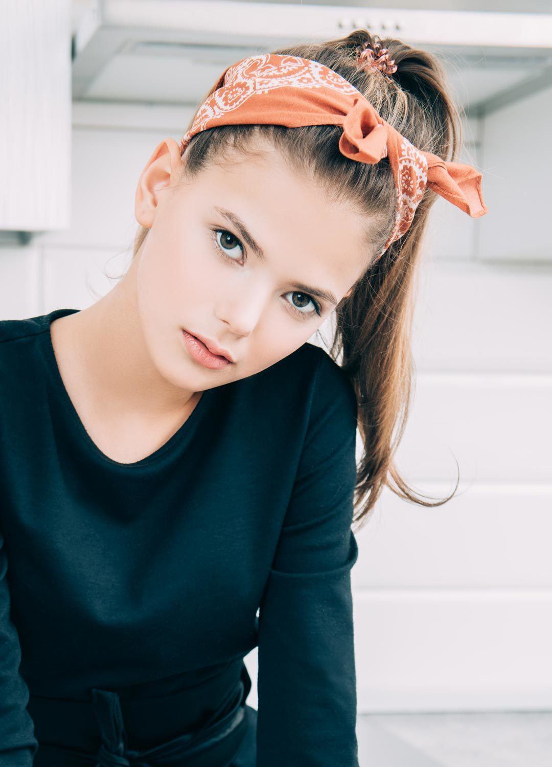 หางม้าสูง คาดผ้าสไตล์วินเทจ (Credit: Rex by Shutterstock)