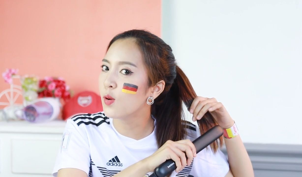 อินฟลูเอนเซอร์ไทย Chayaanit กำลังหนีบผม