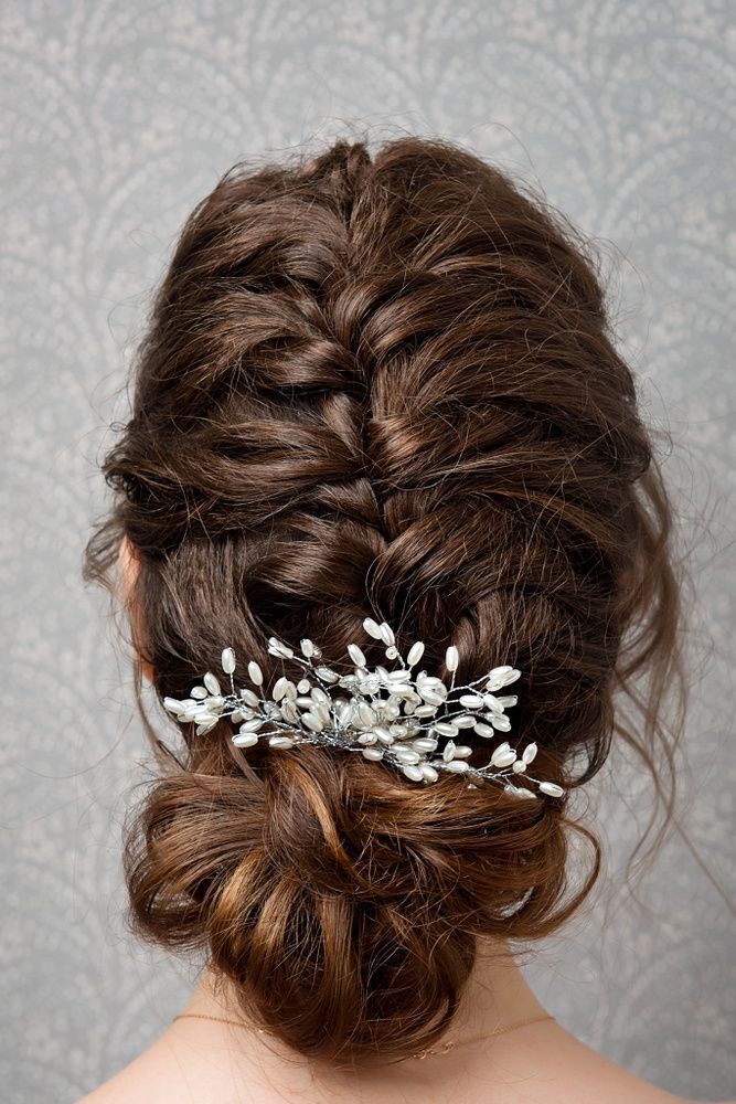 ผมเปียเกล้าต่ำ (Credit: Rex by Shutterstock)