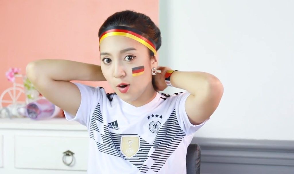 อินฟลูเอนเซอร์ไทย Chayaanit กำลังใช้ริบบิ้นทีมชาติเยอรมันคาดผม