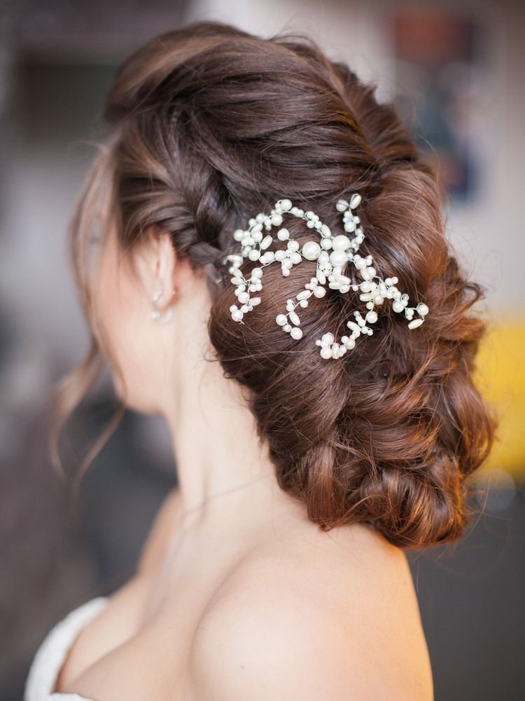 ผมเปียเกล้าต่ำ (Credit: Rex by Shutterstock)