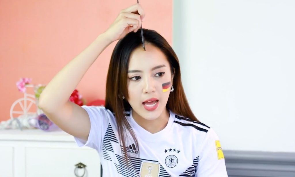 อินฟลูเอนเซอร์ไทย Chayaanit กำลังใช้หวีหางแบ่งผม