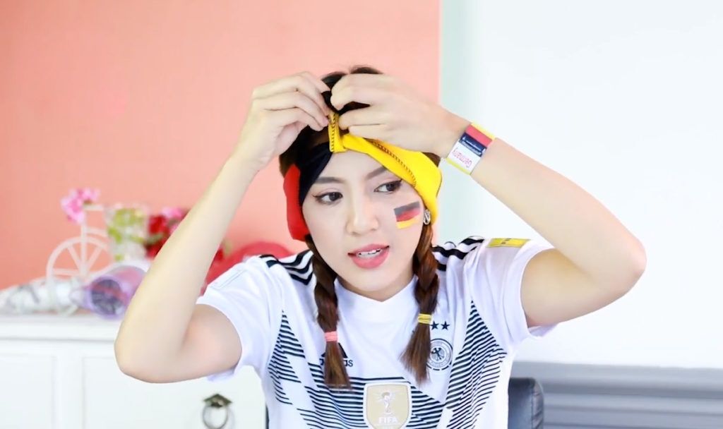 อินฟลูเอนเซอร์ไทย Chayaanit กำลังใช้ผ้าธงชาติเยอรมันคาดผม