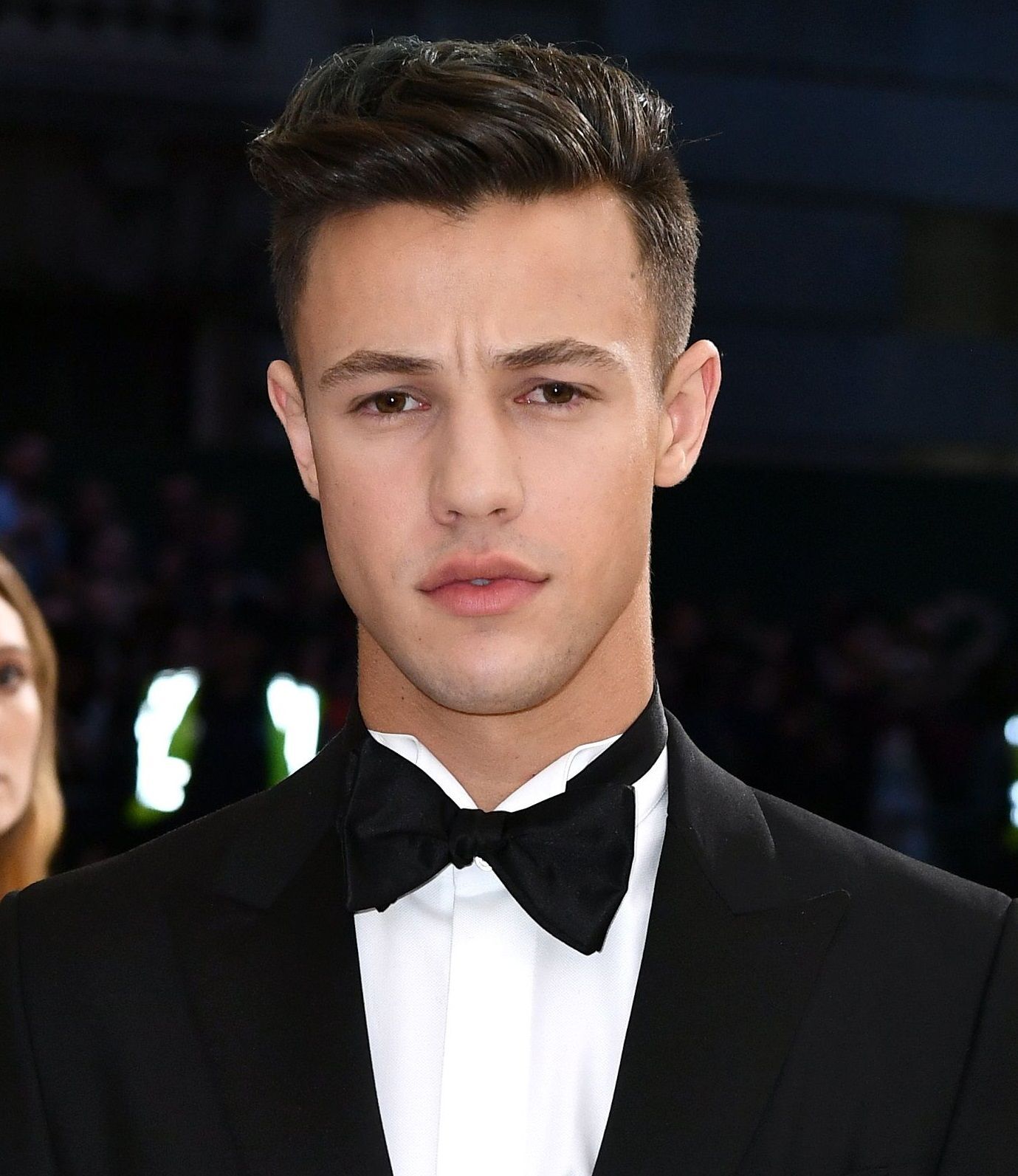 ผู้ชายฝรั่ง ไว้ผมสั้น ผมสีดำ  ใส่สูทสีดำ ทำทรงผม ปอมปาดัวร์ ชื่อ ทรง ผม ชาย