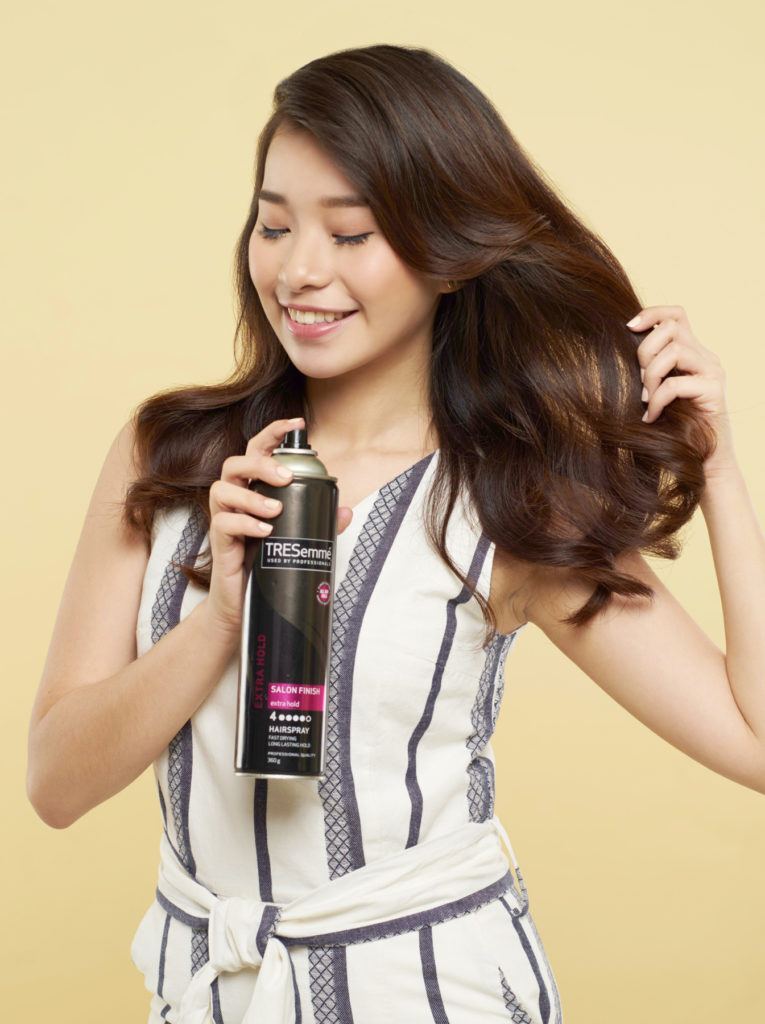 ผู้หญิงผมยาวสีดำ ฉีดสเปรย์ เพิ่มวอลลุ่มให้ผม ดูหนานุ่ม