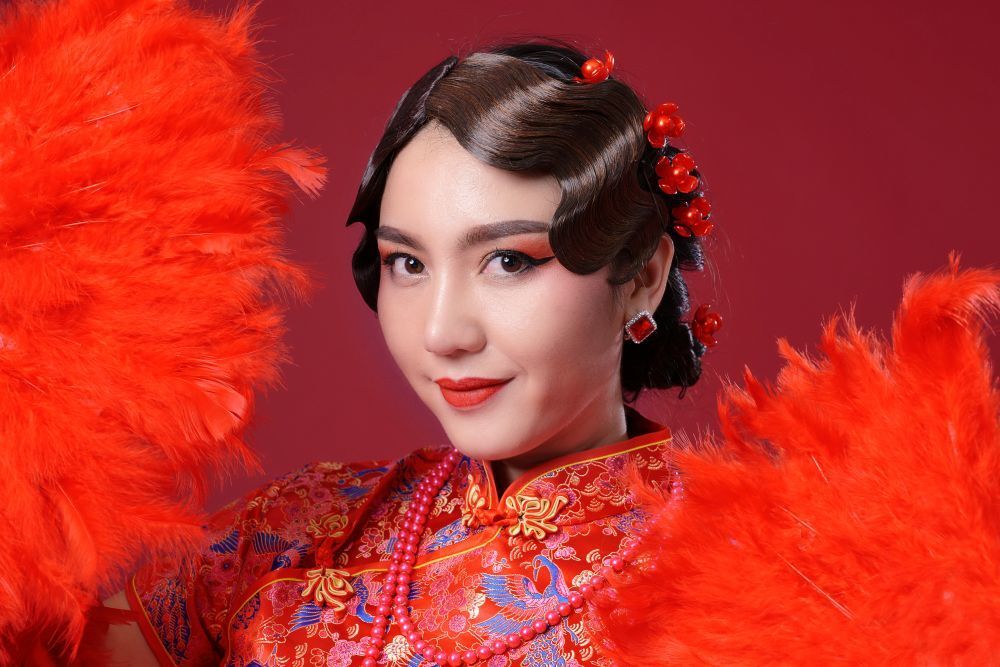 ผู้หญิงเอเชีย ผมดำยาว ทำทรงผมลอนเปียกสไตล์วินเทจ ทรงผมสำหรับตรุษจีน