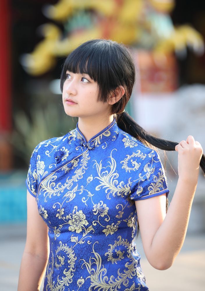 ผู้หญิงเอเชีย ไว้ผมยาว สีดำ มัดผมหางม้าและผมหน้าม้า สำหรับเทศกาลตรุษจีน