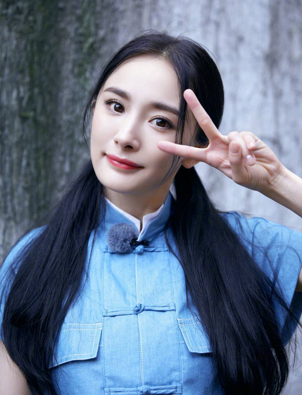 ผู้หญิงเอเชียผมยาวสีดำ ทรงผมตรุษจีน