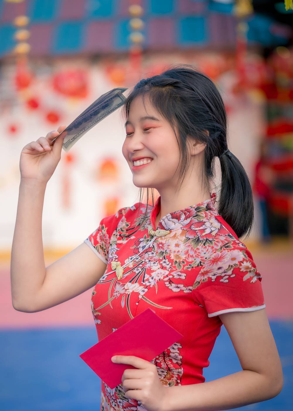 ผู้หญิงเอเชียผมยาวสีดำ ทรงผมตรุษจีน