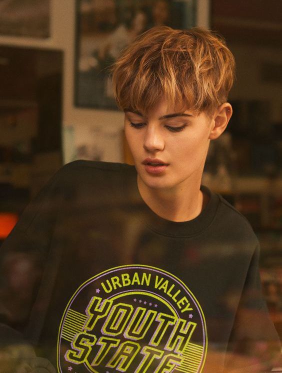 ผมซอยสั้นไถข้าง